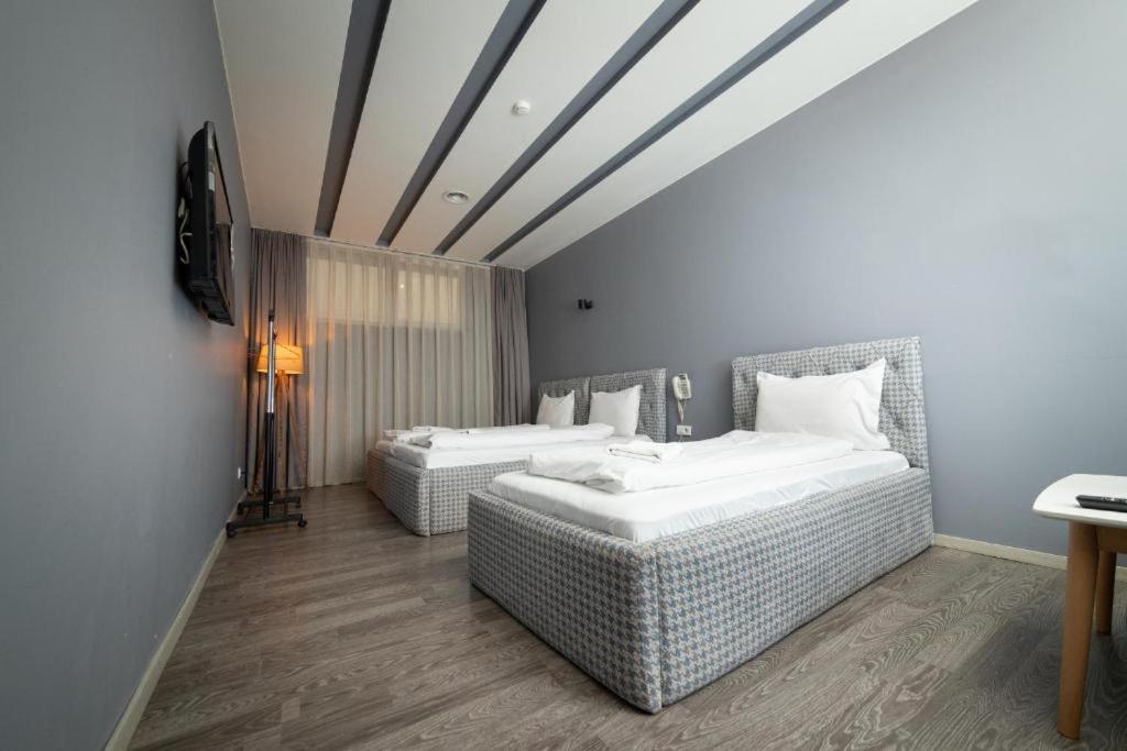 Hotel Gloria Ks Приштина Экстерьер фото