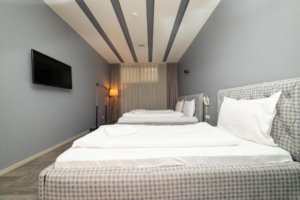 Hotel Gloria Ks Приштина Экстерьер фото