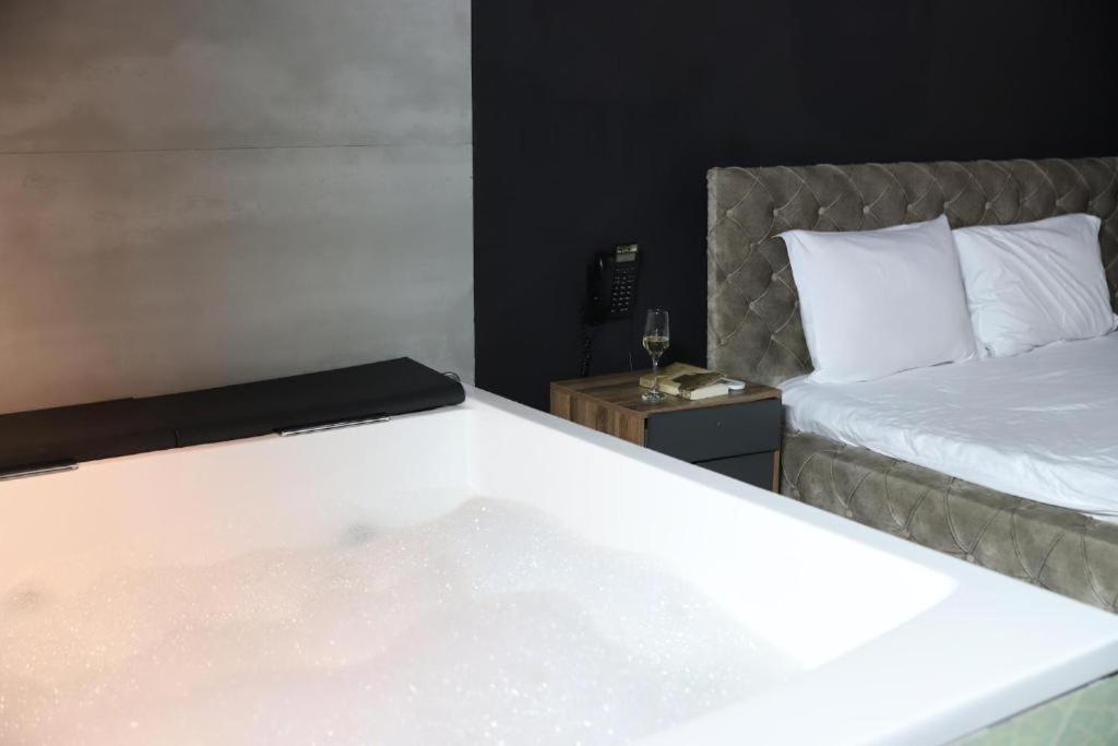 Hotel Gloria Ks Приштина Экстерьер фото